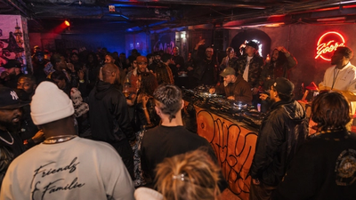 Eine Gruppe von jungen Menschen feiert eine Hip-Hop-Party im Underground-Setting.